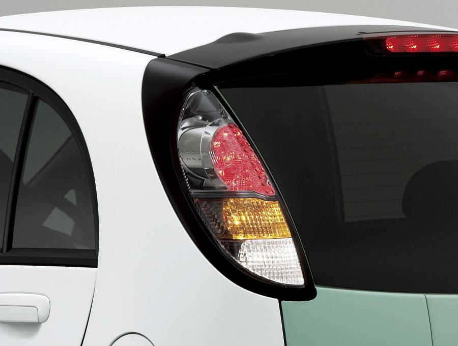  Mitsubishi i-MiEV Production Version 2009 года  (фото 7 из 12)